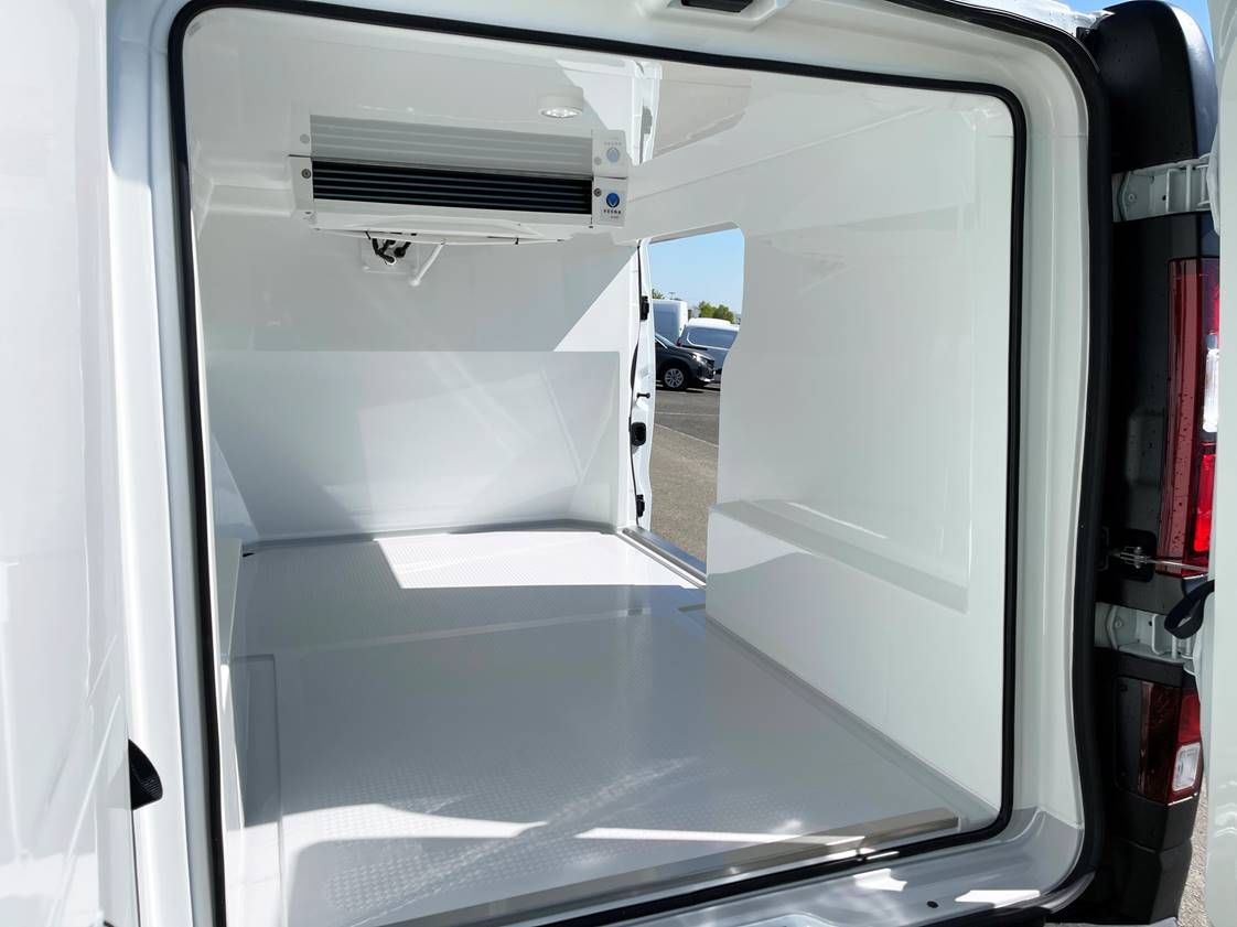 Véhicule frigorifique à cellule intégrée IsoCity 3,7 à 5,6 m3 - Froid positif ou négatif - Renault  Trafic_3