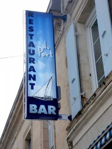 Enseigne drapeau sur mesure en plexi ou aluminium, avec système d'éclairage intégré - OUEST ENSEIGNES_4