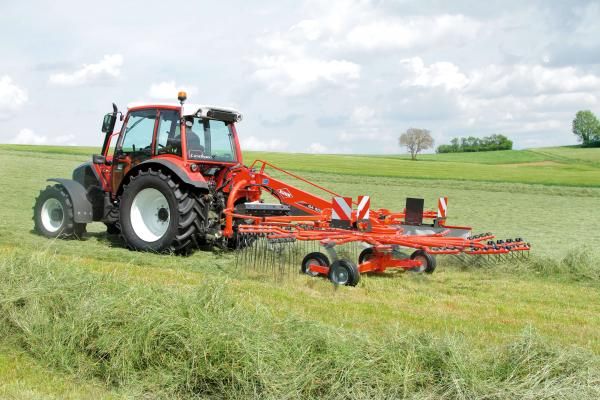 Équipement agricole kuhn avec largeur de travail ajustable