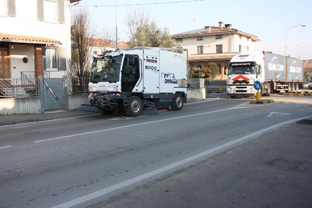6000 Combi - Balayeuse de voirie Dulevo - 6.2 m3 - Diesel - Respectueuse de l'environnement avec filtration PM10 99%_3