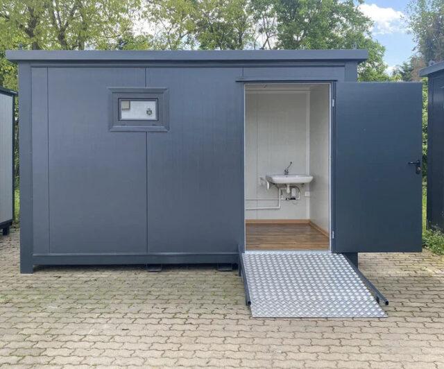 Conteneur sanitaire accessible 4×2 - Adapté PMR avec barres d'appui, lavabo et rampe d'accès_3