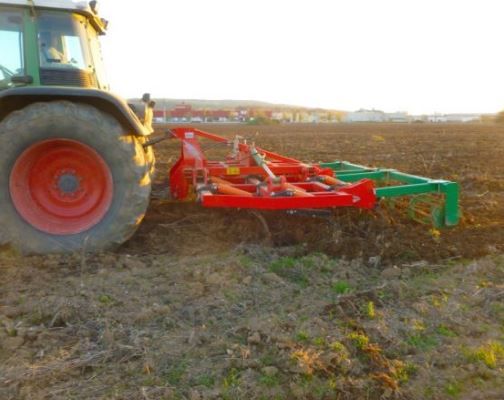 Cultivateur SEGUÉS pliable hydrauliquement pour une largeur de transport réduite