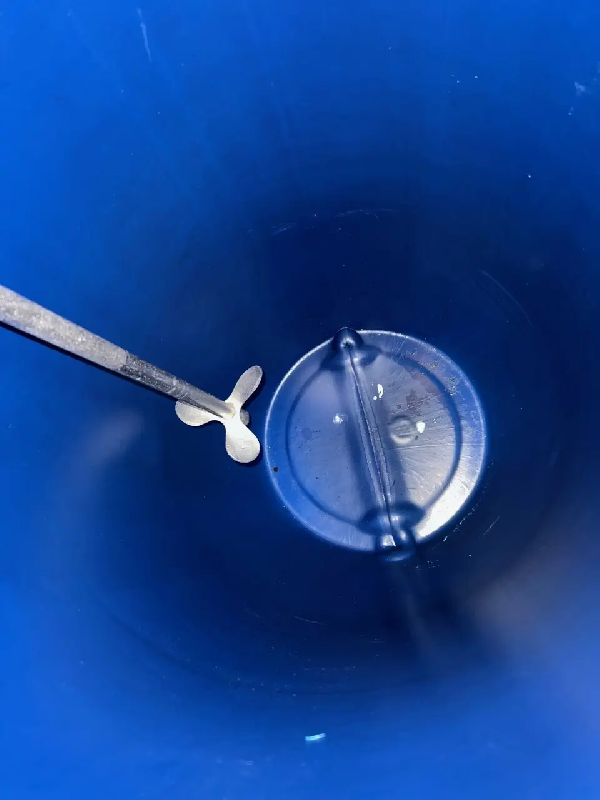 Fût plastique bleu d'occasion avec agitation - référence : c8235_3