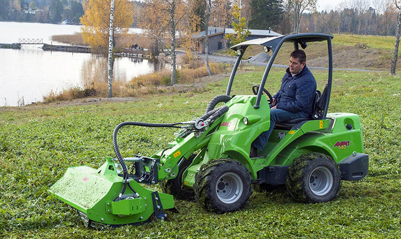 Débroussailleuse Avant Tecno dotée d’un rouleau arrière pour plus de stabilité