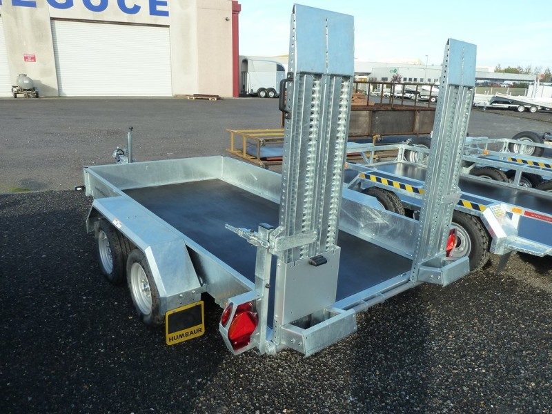 Remorque double essieux Humbaur avec charge utile de 2830 kg