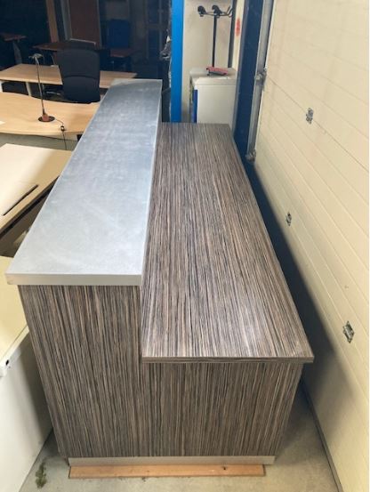 Banque d'accueil finition wengé - 260 cm x 96 cm - hauteur 110 cm - 2 passes câbles - n°60_3