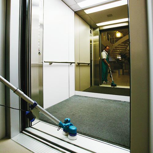 Monobrosse basse vitesse à batterie Lithium-Ion - BRUSHBOY PLUS pour espaces exigus et entretien optimal_3