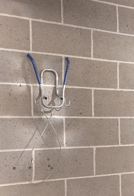 MOTTEZ - Crochet mural rabattable pour 1 vélo avec câble antivol de 122cm et crochets pour accessoires - B052QRA_3