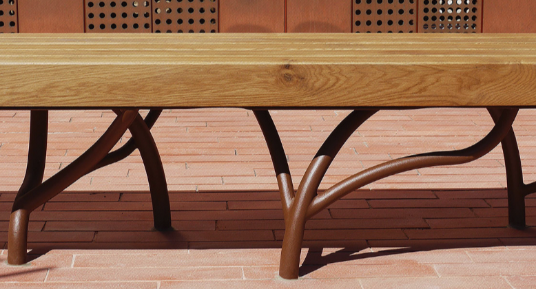 Assise publique en bois au style moderne et épuré