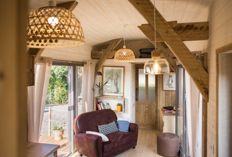 Remorque habitée avec parquet sapin et lambris pré-peint