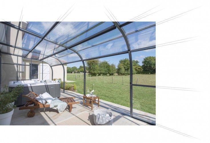 Abri de terrasse à ventilation naturelle grâce à ses panneaux relevables