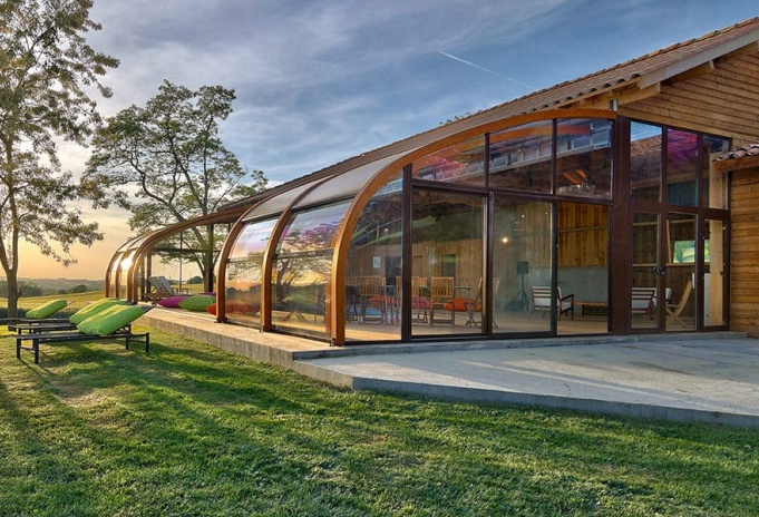 Abri mural pour piscine avec ouverture facile