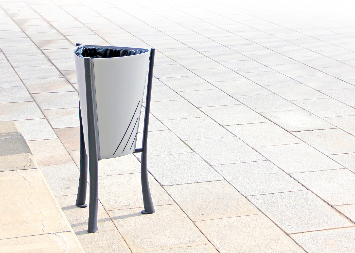 Poubelle publique Minsk PA612 - acier zingué peint avec seau intérieur et piètement en fonte ductile_3