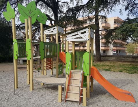 3722 - Ma cabane, structure pour aire de jeux Transalp - 2 tours H 1.35 m avec toboggans, filet et panneaux ludiques_3