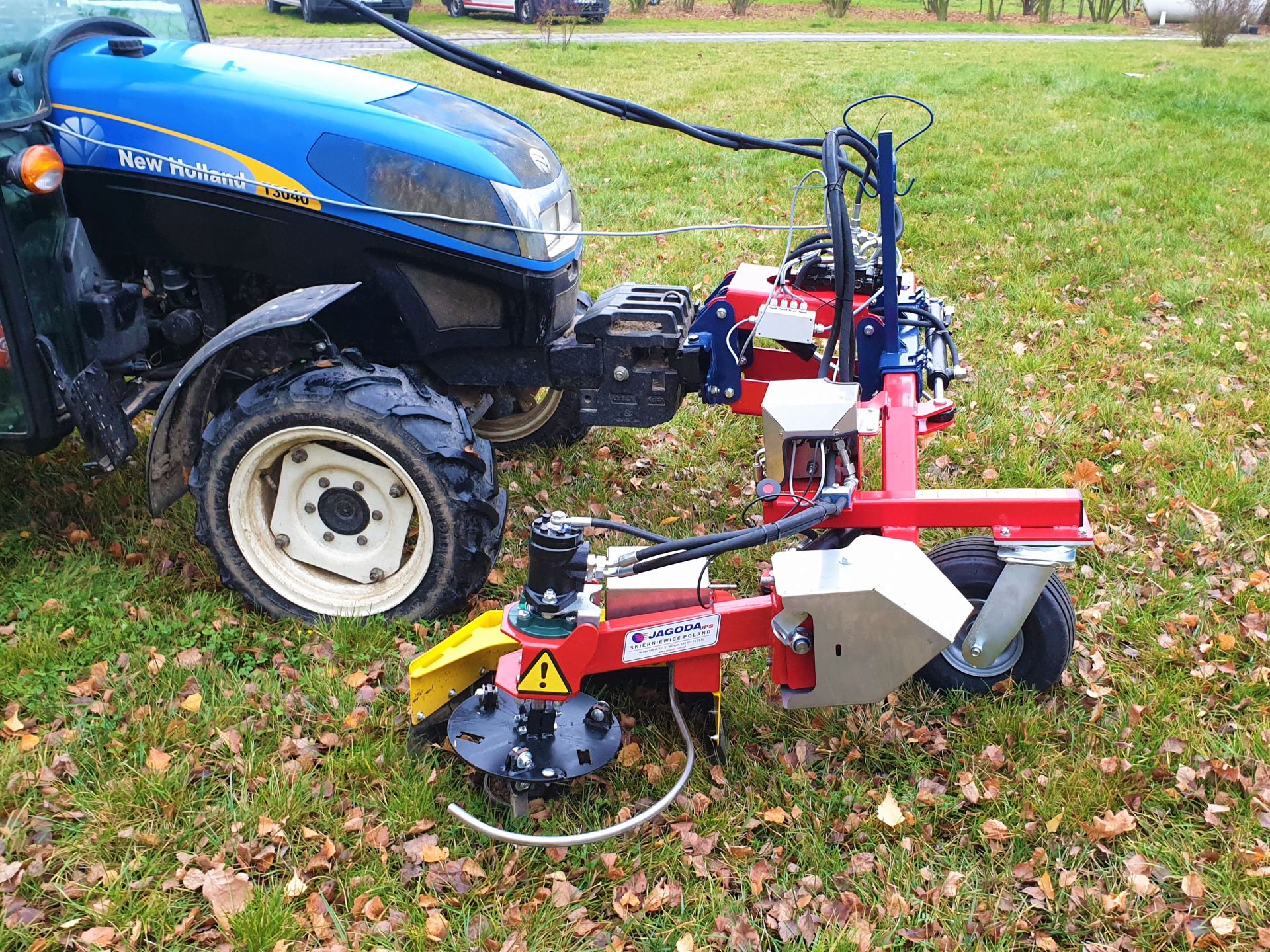 Bineuse intercep pour entretien des rangs dans les petits fruits