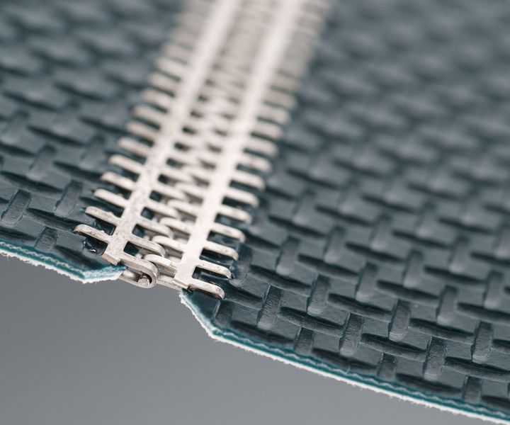 Bandes transporteuses modulaires en PVC - Märtens - avec profils trapézoïdaux et bordures ondulées_3