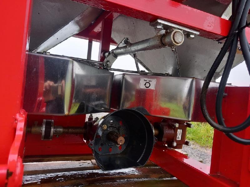 Distributeur d'engrais NC 1700L AB - Entraînement PDF - Cuve galvanisée 1700L - Largeur de travail 8/18m - Occasion_3