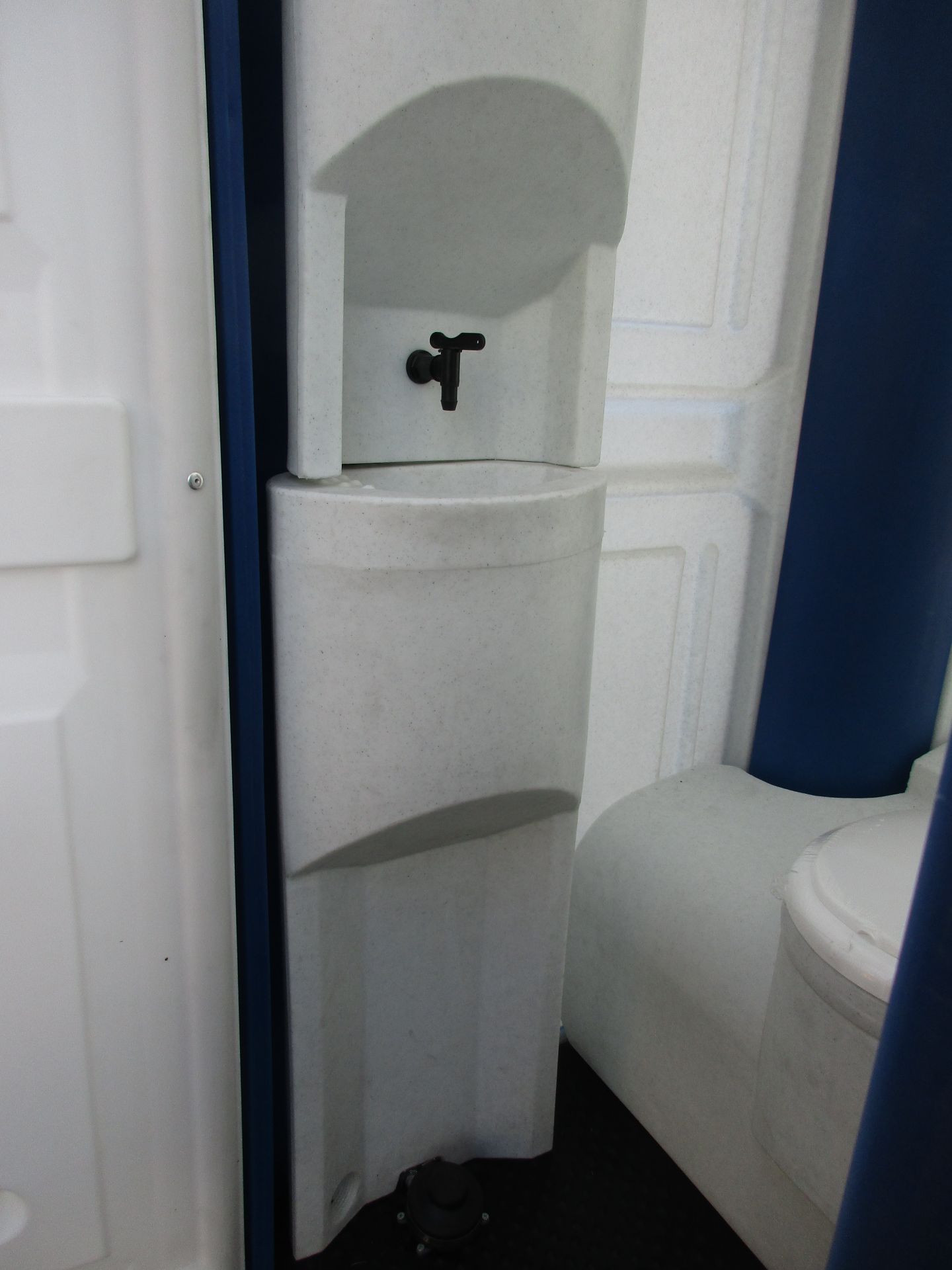 Toilette autonome avec abattant blanc et système de chasse à recirculation