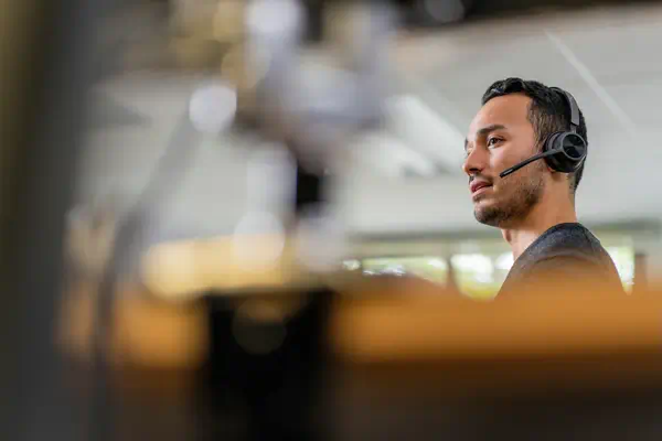 Micro-casque monaural Poly Voyager 4310 UC + adaptateur USB-A BT700 + base de chargement_3