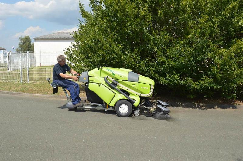 Balayeuse compacte thermique Green Machines GM 400 - Ville, aspiration déchets, vert, trottoirs, compact - Nettoyage professionnel et efficace pour centres-villes_3
