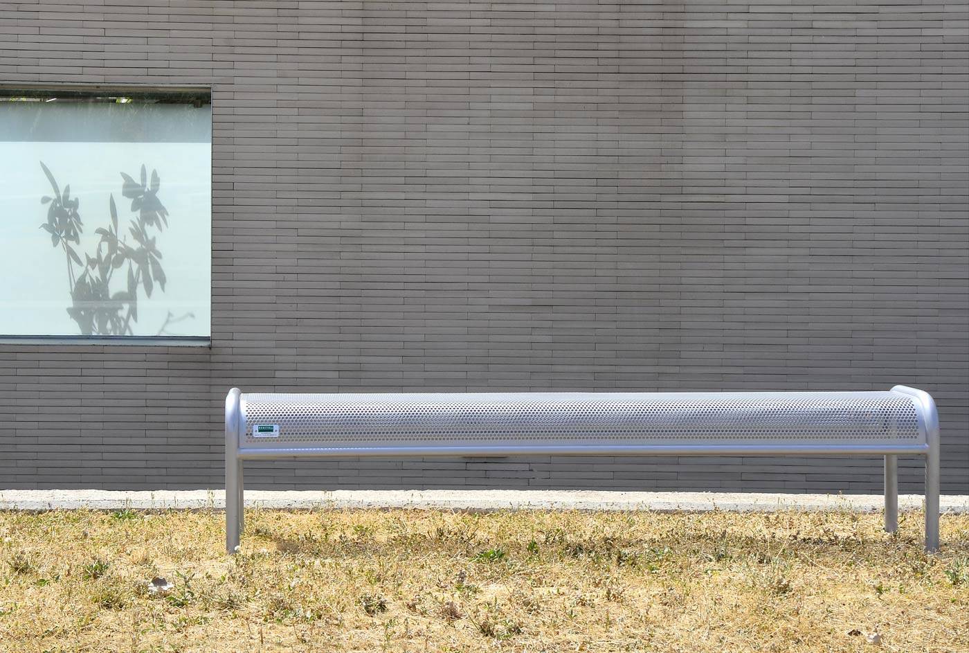 Banquette Vallès UM340B - Piètement acier Ø40mm, tôle perforée 2mm, traitement anticorrosion Ferrus_3