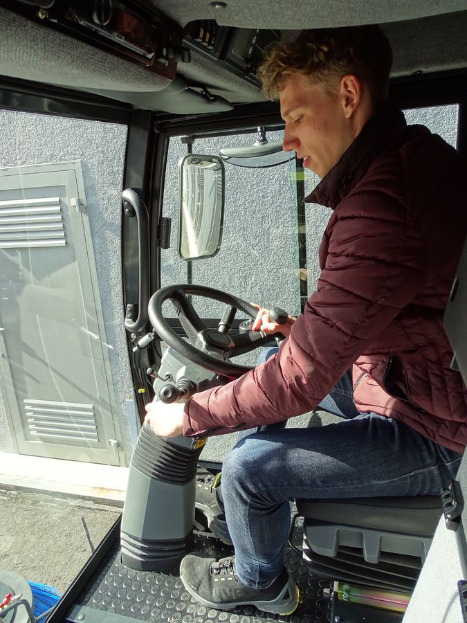 Cleango 500 - balayeuse compacte automotrice - aebi schmidt - 3,2 m3_3