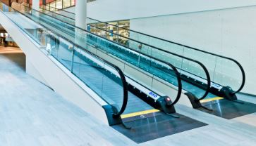 Trottoir roulant pour le  transport des passagers  d'un étage à l'autre  - Schindler 9500AE incliné_3