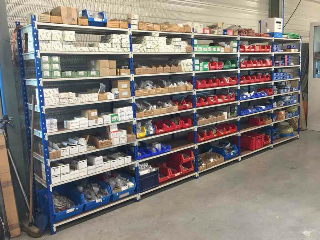 Rayonnage à tablettes  tubulaires  conçu pour le stockage d'objets légers et peu encombrants_3