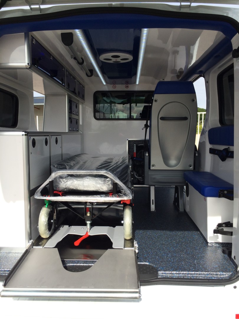 Ambulance Renault Trafic équipée de brancard et chaise portoir