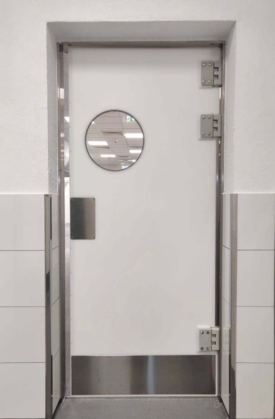 Porte en polyéthylène colorée pour supermarchés et abattoirs