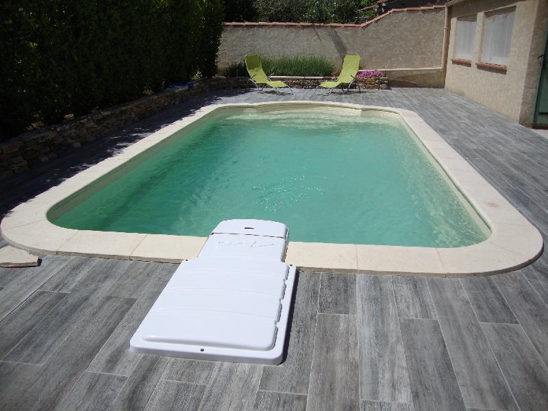 Piscine coque polyester avec options de filtration et équipements inclus