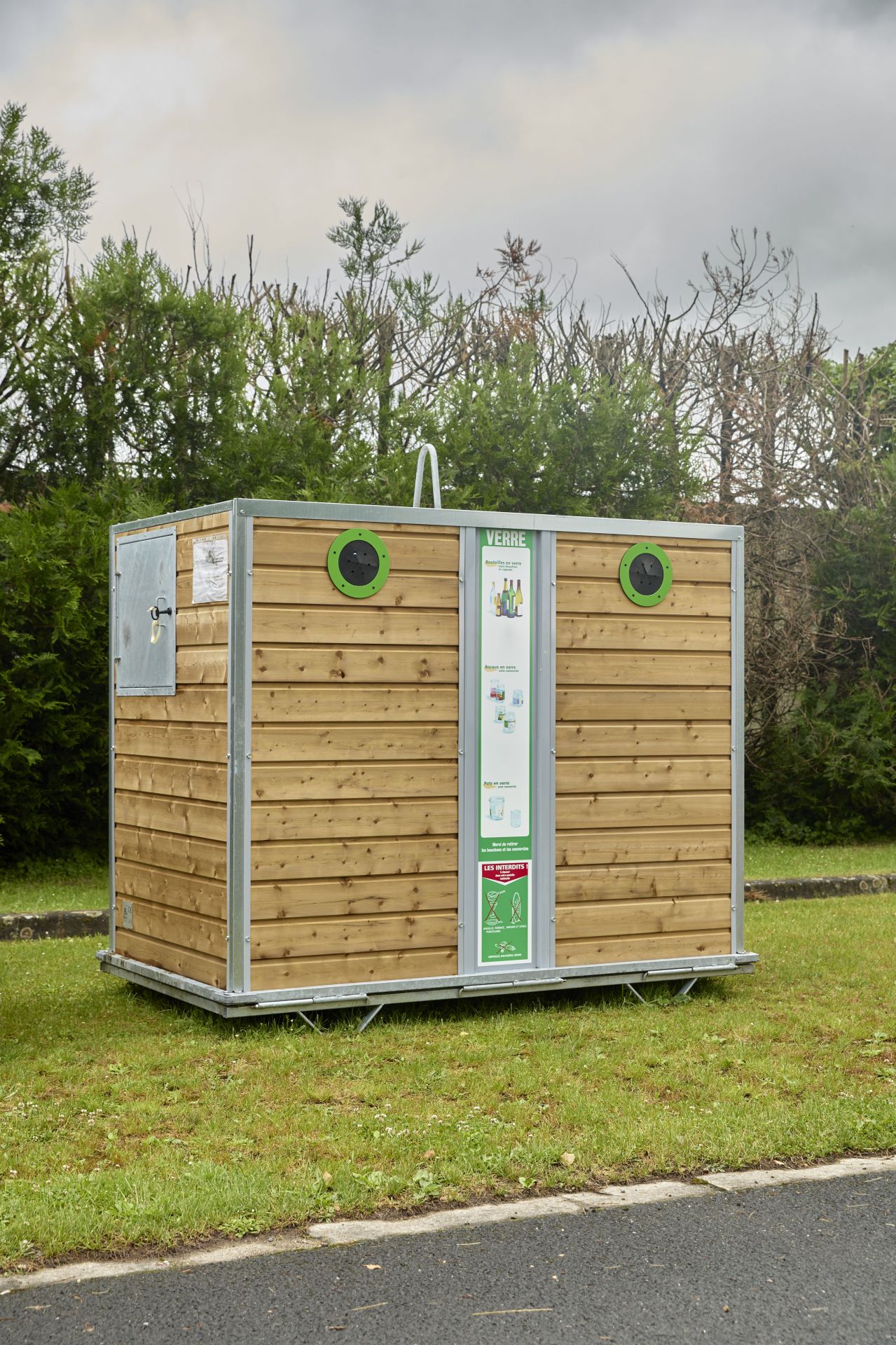 Mobilier urbain aérien pour collecte de verre, cartons et papiers