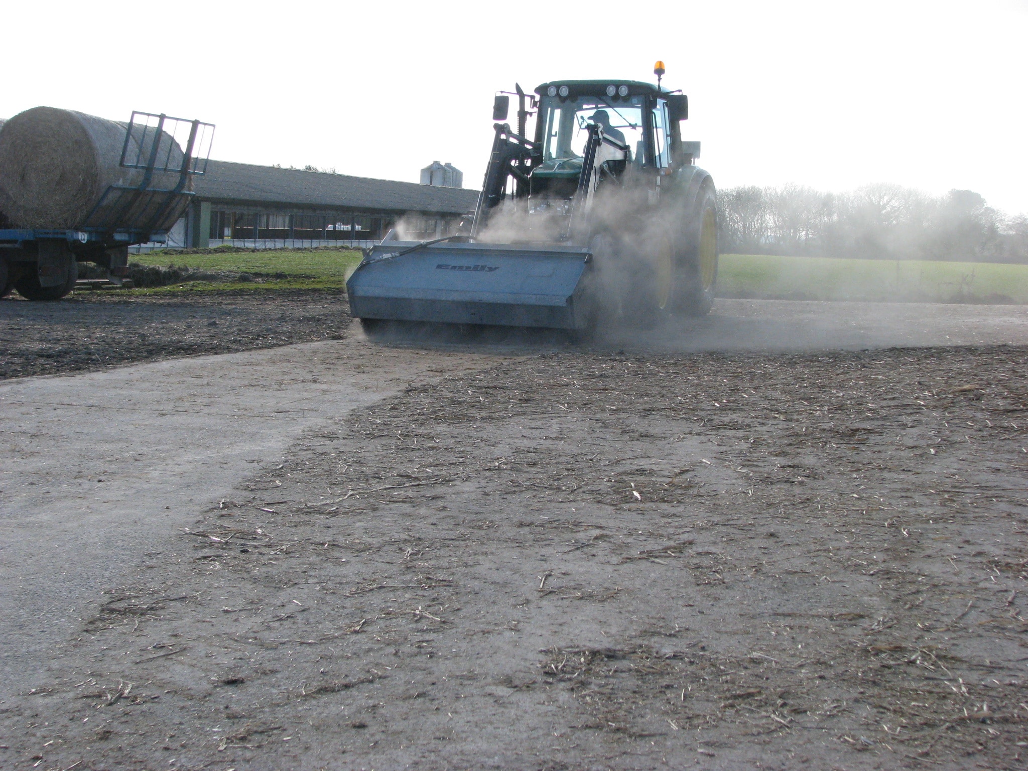 Godet balayeur industriel Emily Clean - ramassage de tout type de déchets - adaptable et équipé de balai polypropylène_3