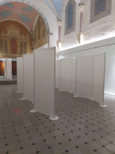 Panneaux sur vérins ou piètements pour musées et espaces culturels