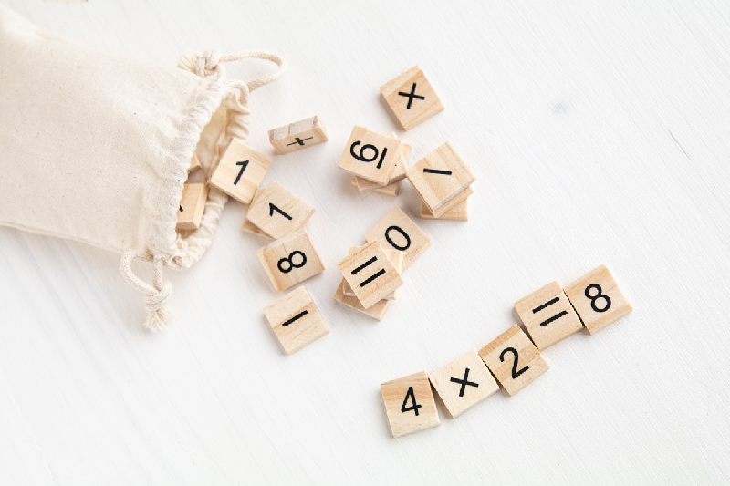Jeu éducatif de calculs en bois - 32 tuiles avec chiffres et signes mathématiques - Pochette en coton_3