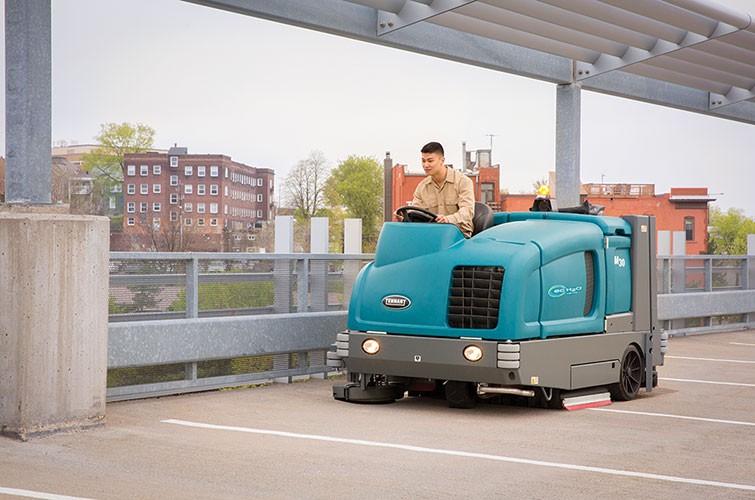 M30 Large balayeuse-laveuse TENNANT autoportée intégrée_3