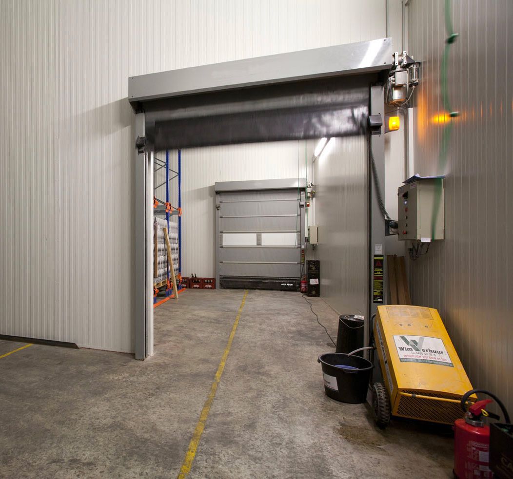 Porte rapide intérieure souple et sécurisée, adaptée aux environnements à fort trafic - ASSA ABLOY_3