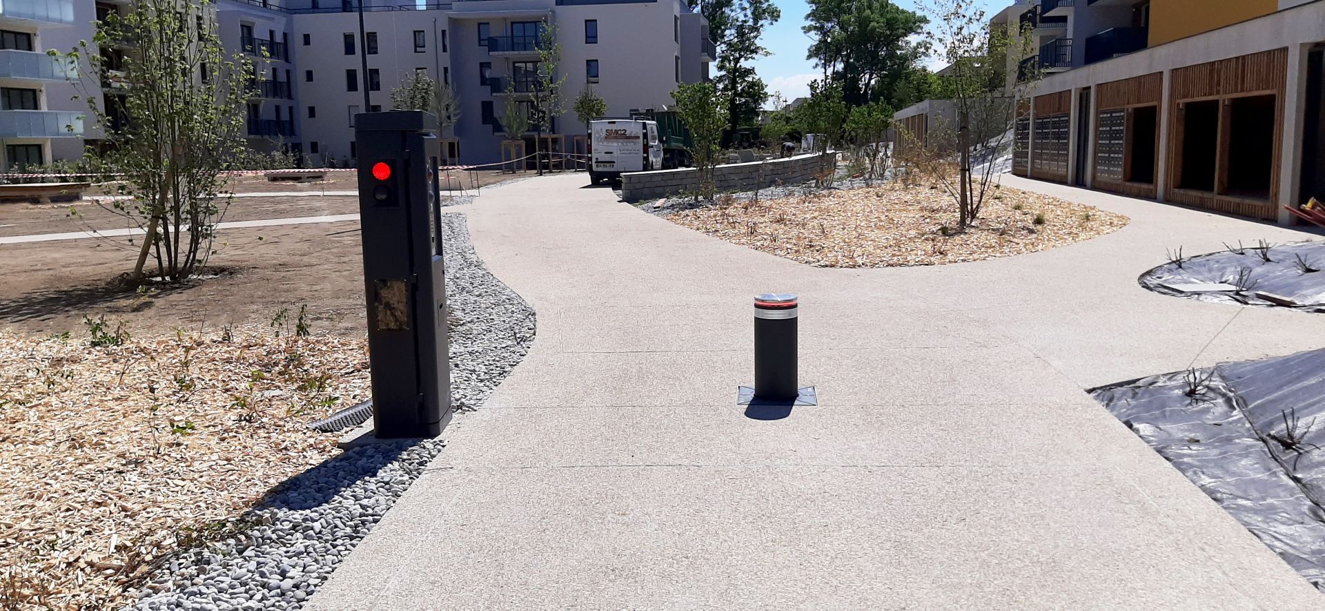 Borne escamotable automatique hydraulique pour régulation de zones piétonnes_3