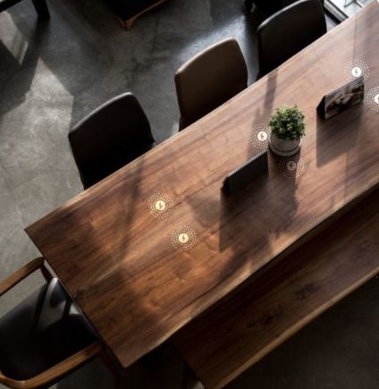 Chargeurs sans fil par induction certifiés et intégrés au mobilier pour les restaurants_3