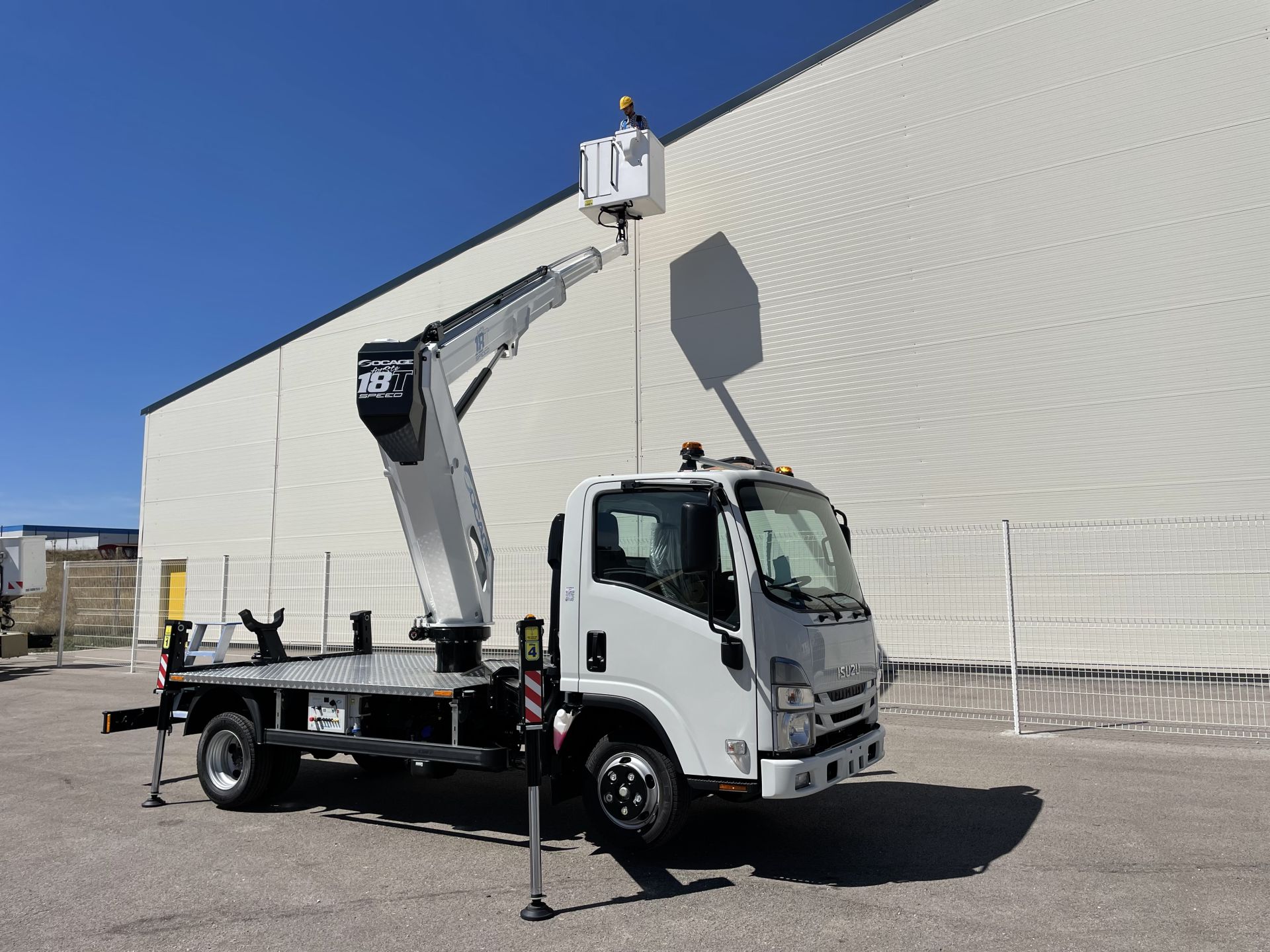 Nacelle ultra compacte avec stabilisation automatique et repli rapide