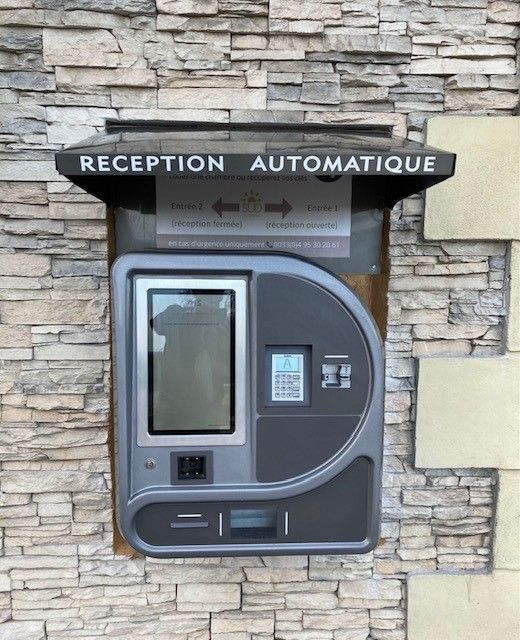 Borne d'accueil hôtelier pour réservations et check-ins