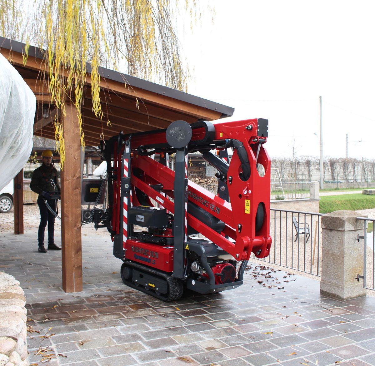 Lightlift 13.70 - nacelle araignée  - hinowa s.P.A. - capacité nacelle chenillée 230 kg_3