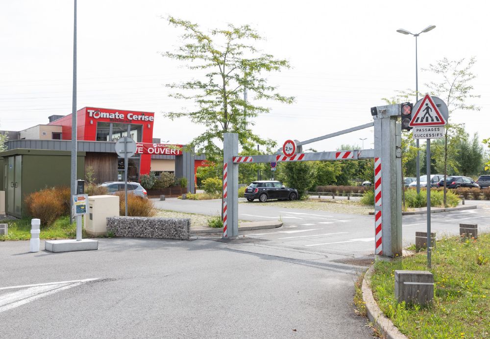 Portique articulé dissuasif pour zones logistiques et parkings