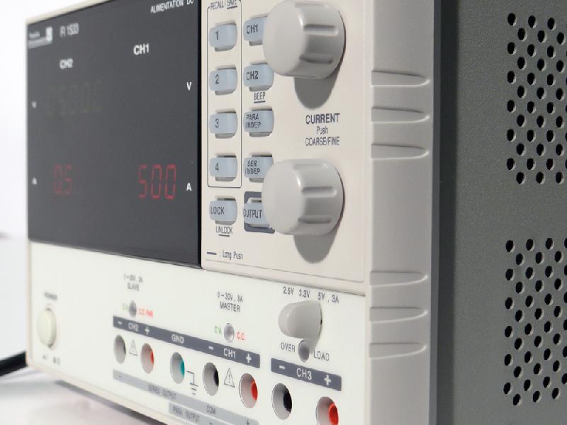 FI1533 - Alimentation numérique triple voies programmables 2x[30 V / 3 A], 5 V / 3 A, puissance 195 W, faible résolution et contrôle précis_3