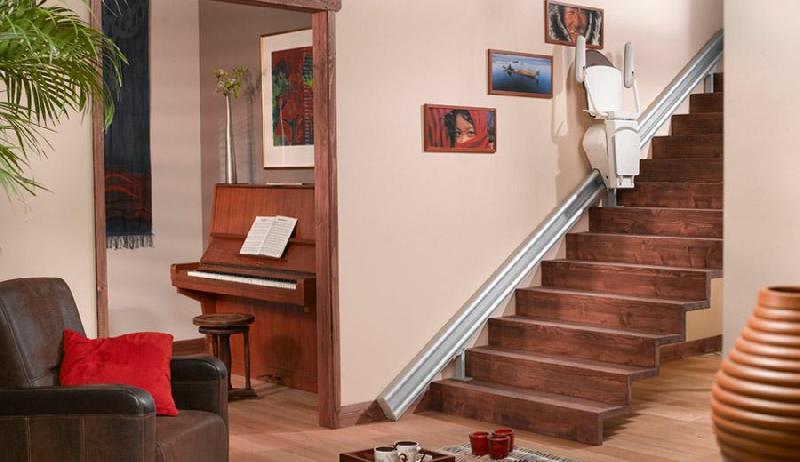 Monte-escalier droit - design ergonomique et discret, intérieur et extérieur -  Otolift Jade Onyx_3