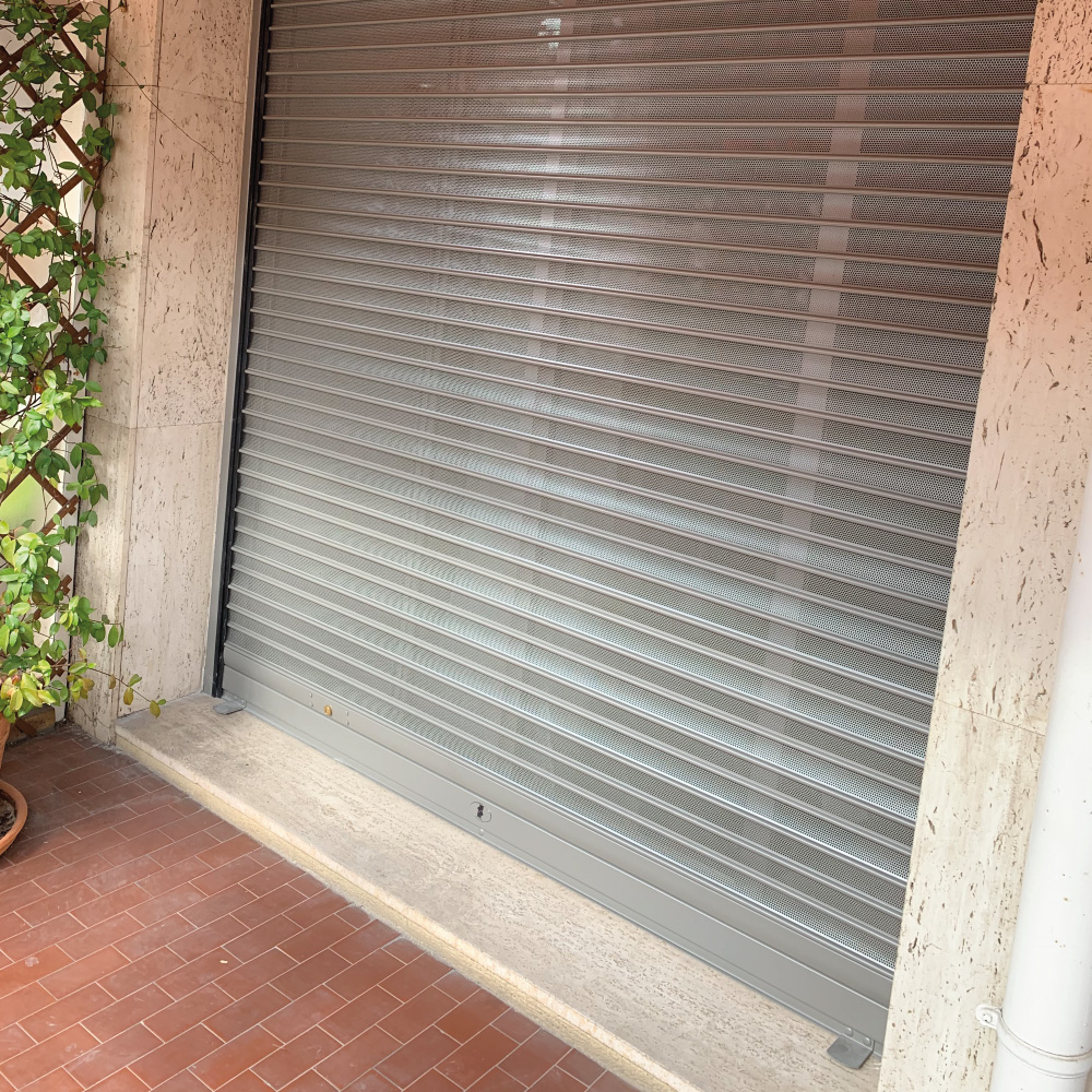 Rideau métallique électrique à lames microperforées - Fermeco - acier galvanisé, motorisé ou manuel_3