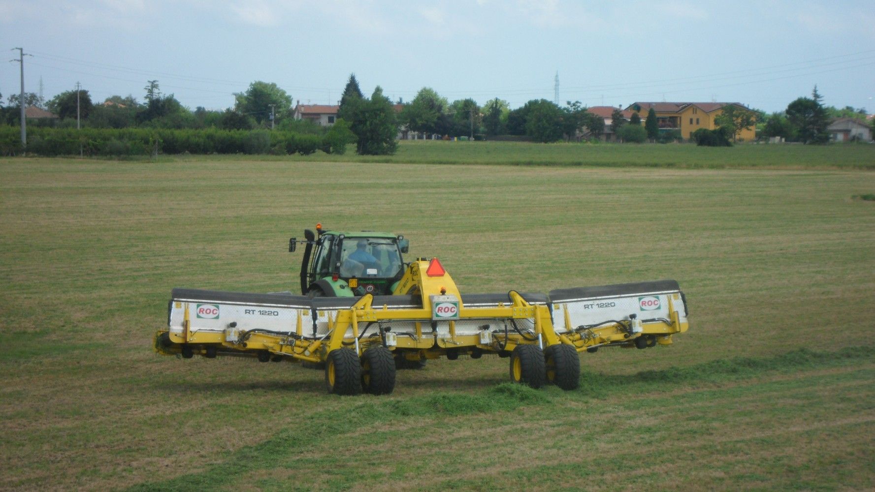 Rt 1220 - Andaineur à tapis - ROC SRL - Ramassage révolutionnaire - Tracteur 120 HP - Andain jusqu'à 12 mètres_3
