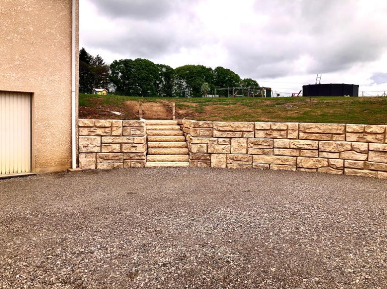 Bloc béton empilable à aspect simple ou matricé