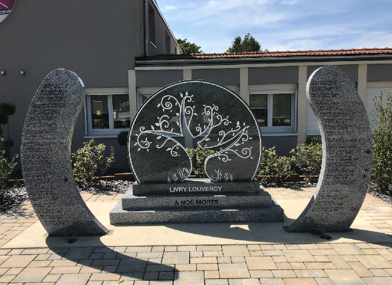 Stèles commémoratives traditionnels ou modernes - Personnalisation et intégration sur mesure - Granimond_3