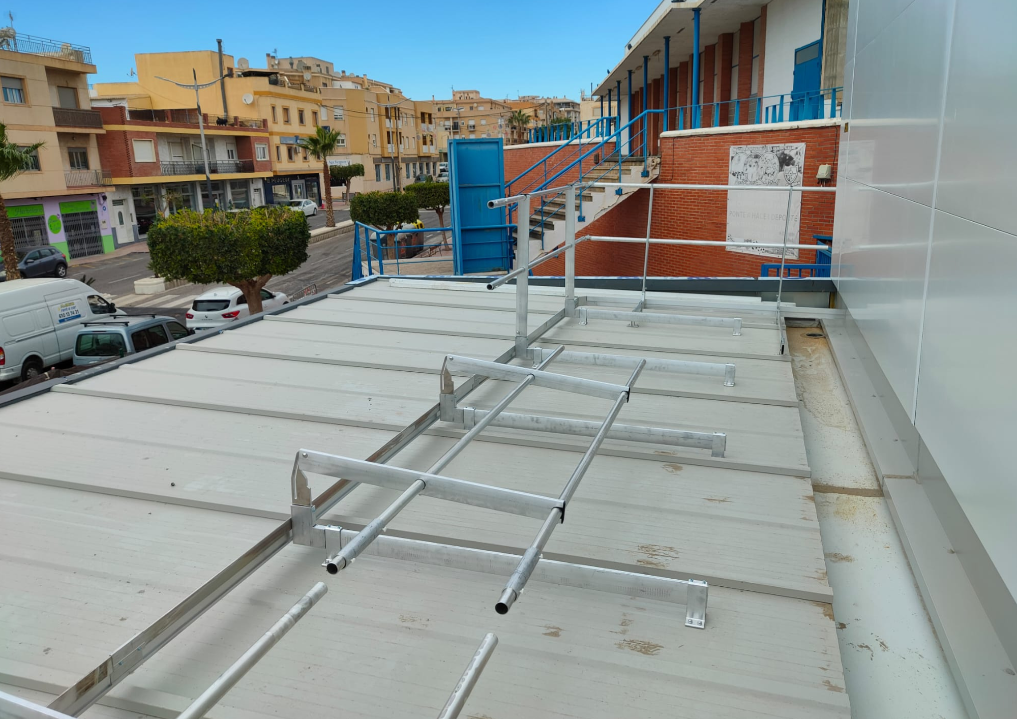 Garde corps fixe sur bac pour toiture-terrasse - Montant carré en acier galvanisé - Lisses aluminium - GM_3